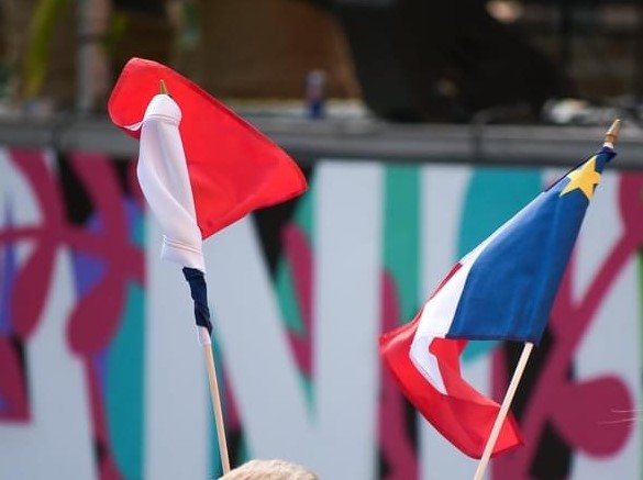 Image de deux drapeaux acadiens